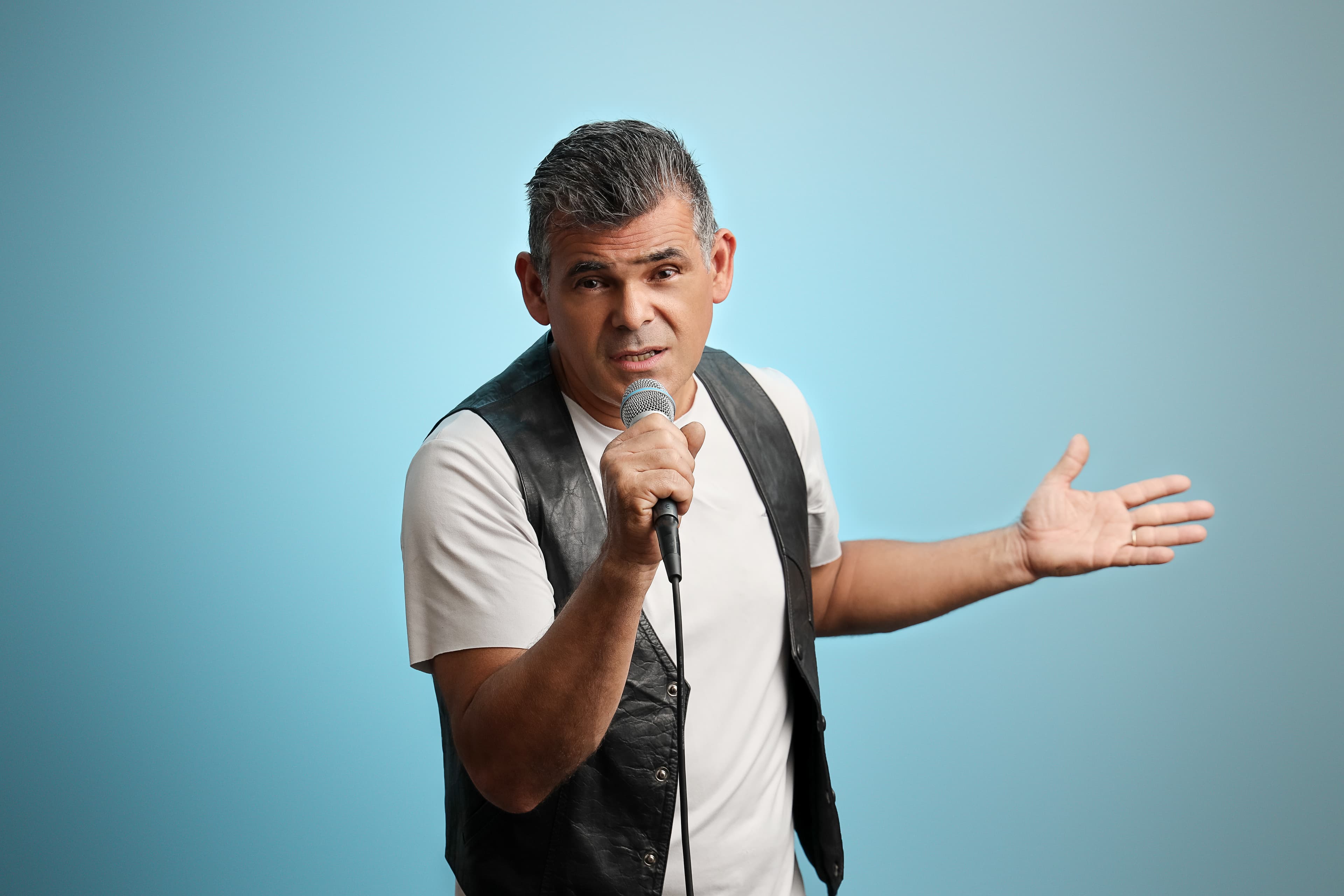 Marco Mesen performing